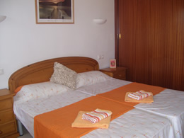 lili bedroom twin beds 